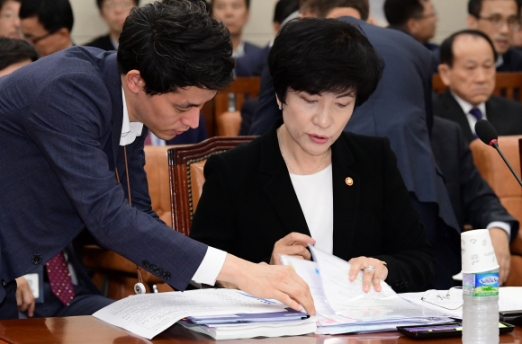 [서울포토] 자료 살펴보는 김영주 장관