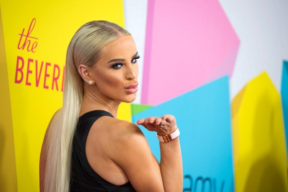 26일(현지시간) 미국 캘리포니아주 비벌리힐스에서 열린 제7회 스트리미 어워드(Streamy Awards) 시상식에 모델 지지 고저스(Gigi Gorgeous)가 참석해 포토월에서 포즈를 취하고 있다. AFP 연합뉴스 