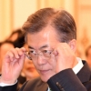 [서울포토] 안경 고쳐쓰는 문재인 대통령