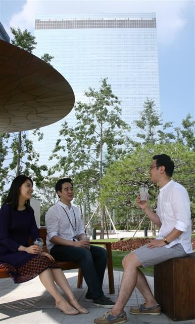 삼성 디지털시티의 지상공원 ‘센트럴파크’에서 직원들이 자유롭게 의견을 나누고 있다.