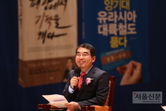 양기대 광명시장이 수원시 경기도경제과학진흥원 3층 경기홀에서 가진 북콘서트 2부에서 대담을 하고 있다. 광명시 제공