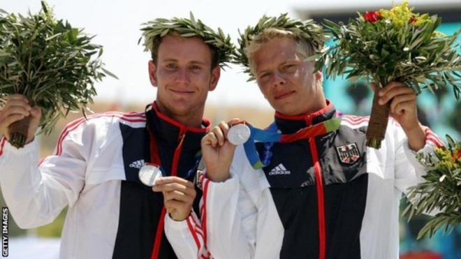 생전의 스테판 헨제(오른쪽)가 2004년 아테네올림픽 카누 슬라롬 C2(2인승) 은메달을 마르쿠스 베커와 함께 들어 보이고 있다. AFP 자료사진 
