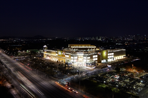 10월 7일 오후 6시부터는 1층 실내정문광장에서 김범수 스페셜 콘서트도 진행된다. 이외에도 10월 14일 오전 11시부터 오후 4시까지는 제 4회 스퀘어원 어린이 그림 그리기 대회가, 9월 29일부터 10월 9일 동안에는 사랑의 축하 메시지 페이스북 이벤트가, 9월 30일부터 10월 3일 오후 2시부터는 행운의 스크래치 복권 이벤트가, 10월 7일 오전 11시부터 오후 6시까지는 레고 닌자고 체험 이벤트가 진행된다.