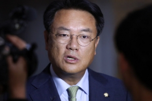 검찰, ‘노무현 사자명예훼손’ 혐의 정진석 의원 서면 조사