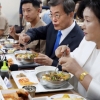 [서울포토] 장병들과 식사하는 문재인 대통령 부부
