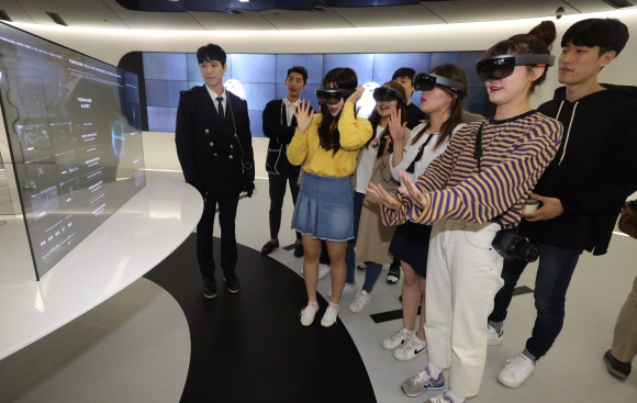 28일 오전 서울 중구 을지로 SK텔레콤 본사에 마련된 정보통신기술 체험관 ‘티움’에서 대학생 체험단이 가상현실(VR) 기기를 쓰고 우주관제센터의 지구 환경 모니터링 체험을 하고 있다. 최해국 선임기자 seaworld@seoul.co.kr