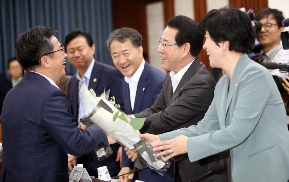 화훼농가 시름 덜어주려… 장관들에게 꽃 선물한 김동연 부총리 