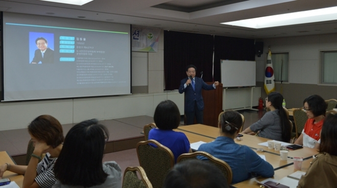 김동율 서울시의원이 27일 서울 유스호스텔에서 열린 시민안전파수꾼 강사-보조강사 오리엔테이션에 참석해 대화의 시간을 갖고 있다.