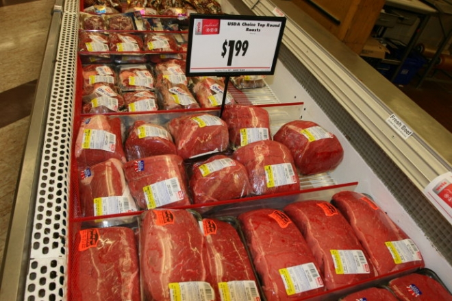 중국인들의 식성 변화로 돼지고기 대신 스테이크를 좋아하는 사람들이 늘면서 미국산 소고기 수입이 급증하고 있다. 중국 정육점에 진열된 미국산 수입 소고기.