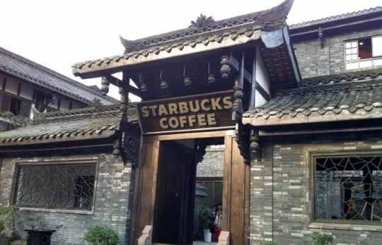 미국식을 고집하는 스타벅스가 중국에서는 철저히 현지화 전략을 취하고 있다. 삼국지 유적이 많은 쓰촨성 청두시의 스타벅스 매장은 당시 건물풍을 그대로 재연했다.  바이두 캡처 