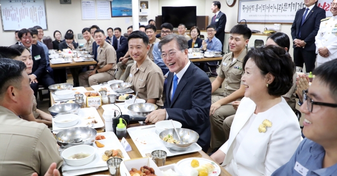 문재인 대통령과 부인 김정숙 여사가 28일 오후 경기도 평택 해군 2함대 사령부에서 열린 건군 69주년 국군의 날 기념식을 마치고 문무대왕함에 마련된 식당에서 장병들과 점심식사를 하고 있다. 2017.9.28  연합뉴스