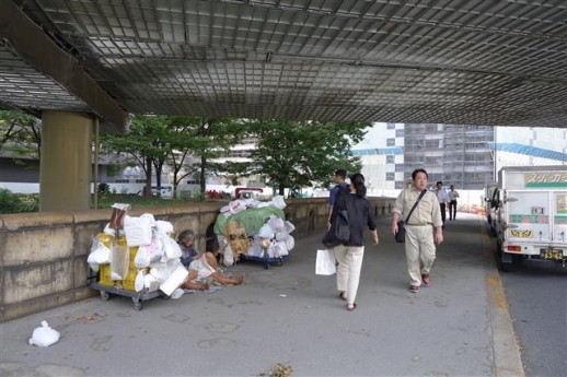 일본 도쿄 도기와바시 다리 밑에 넝마를 주워서 생계를 꾸리는 노숙자 몇명이 짐을 옆에 놓고 쉬고 있다.                 서울신문DB 