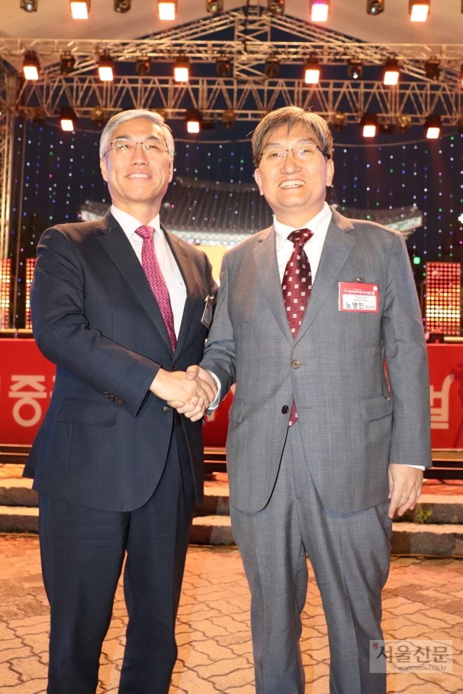 7회 중국인유학생페스티벌 개막식에 참석한 노영민(오른쪽) 중국대사와 추궈홍 주한 중국대사가 이시종 충북지사의 제안으로 악수를 하고 있다. 청주 남인우 기자 niw7263@seoul.co.kr