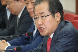 자유한국당 홍준표 “권양숙 여사 고발도 검토하고 있다”