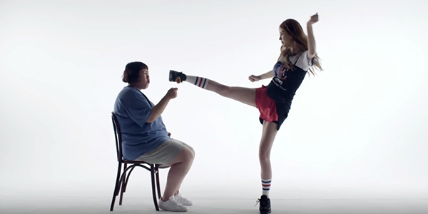 이파니 ‘내지털’ 뮤직비디오 한 장면.