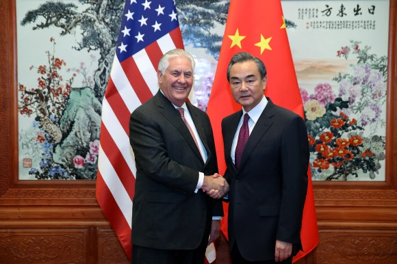악수하는 틸러슨 미국 국무장관과 왕이 중국 외교부장