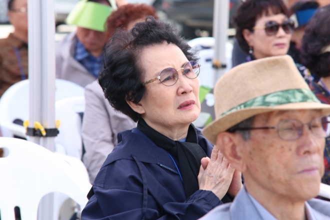 지난달 26일 경기 파주 임진각 망배단에서 열린 추석 망향대제에 참석한 한 미상봉 이산가족의 간절한 모습. 대한적십자사 제공 