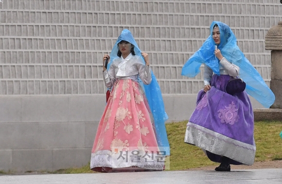 [서울포토] 한복 위에 우비