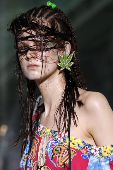 30일(현지시간) 프랑스 파리에서 열린 비비안 웨스트우드 2018 봄/여름 기성복 패션쇼에서 모델이 컬렉션을 선보이고 있다. AFP 연합뉴스