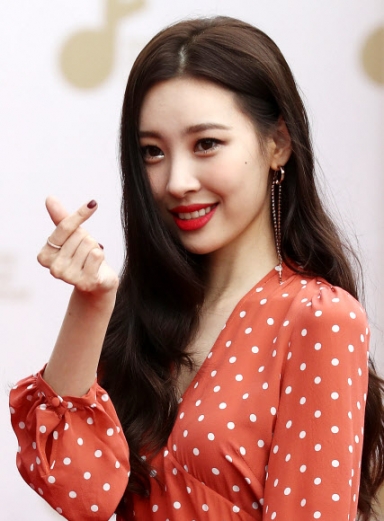 가수 선미가 1일 오후 서울 고척스카이돔에서 열린 코리아뮤직페스티벌에서 레드카펫을 걷고 있다.<br>연합뉴스