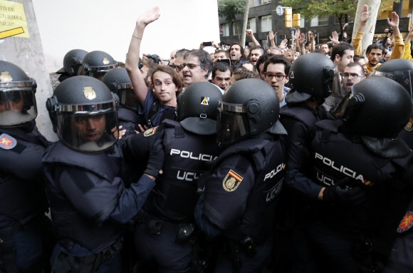 카탈루냐 독립투표 파행…경찰, 유권자 저지·투표함 몰수