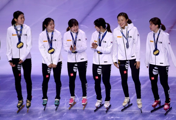 1일(현지시간) 헝가리 부다페스트에서 열린 2017-2018 국제빙상경기연맹(ISU) 제1차 쇼트트랙 월드컵대회 여자 3000m 계주에서 금메달을 딴 한국 여자 대표팀이 메달을 목에 걸고 기뻐하고 있다. AFP 연합뉴스