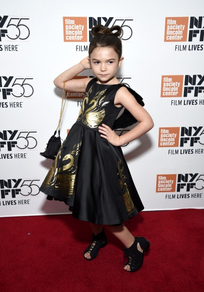 할리우드 아역배우 브루클린 프린스가 1일(현지시간) 미국 뉴욕 앨리스 툴리 홀에서 열린 ‘제 55회 뉴욕영화제’에 참석해 포토월에서 깜찍한 포즈를 취하고 있다. AP 연합뉴스