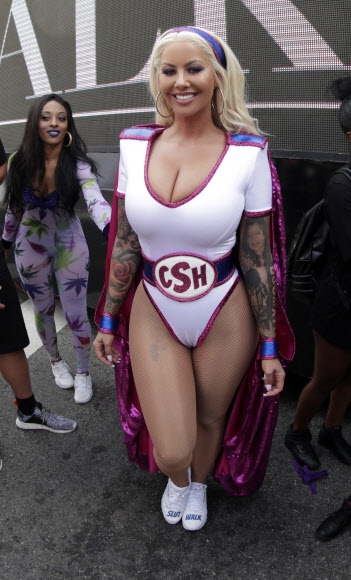 배우 겸 모델인 앰버 로즈가 1일(현지시간) 미국 캘리포니아주 로스앤젤레스에서 열린 ‘제3회 앰버 로즈 슬럿워크(Amber Rose SlutWalk)’ 행사에 참석해 취재진 앞에서 포즈를 취하고 있다. EPA 연합뉴스