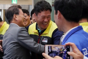 직원 격려하는 문 대통령