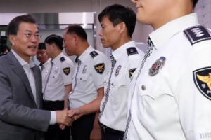 직원 격려하는 문 대통령