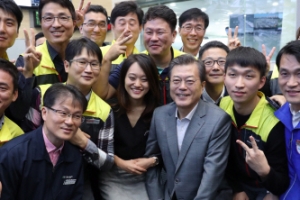 직원 격려하는 문 대통령