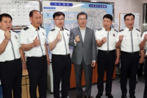 직원 격려하는 문 대통령