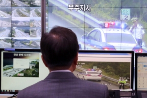 직원 격려하는 문 대통령