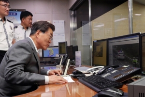 문 대통령 교통경찰관 격려 통화