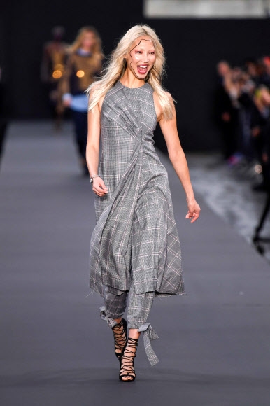 프랑스 화장품 브랜드 로레알 파리의 첫 아시안 출신 글로벌 광고모델인 한국계 미국인 모델 박수주가 1일(현지시간) 프랑스 파리에서 열린 ‘파리 패션위크’ 로레알 패션쇼 무대에 올랐다.<br>AFP 연합뉴스