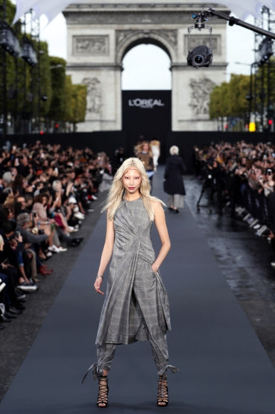 프랑스 화장품 브랜드 로레알 파리의 첫 아시안 출신 글로벌 광고모델인 한국계 미국인 모델 박수주가 1일(현지시간) 프랑스 파리에서 열린 ‘파리 패션위크’ 로레알 패션쇼 무대에 올랐다.<br>EPA 연합뉴스