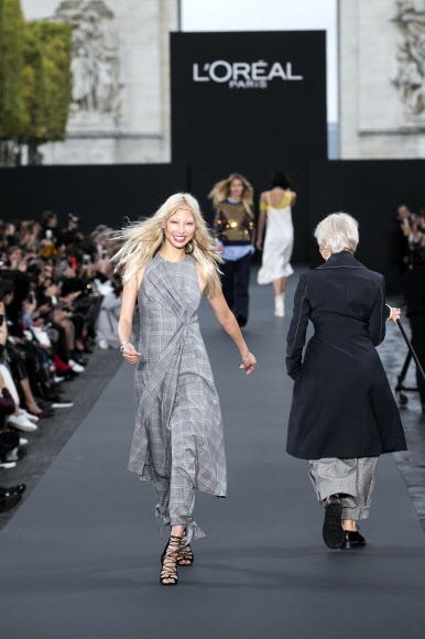 프랑스 화장품 브랜드 로레알 파리의 첫 아시안 출신 글로벌 광고모델인 한국계 미국인 모델 박수주가 1일(현지시간) 프랑스 파리에서 열린 ‘파리 패션위크’ 로레알 패션쇼 무대에 올랐다.<br>AP 연합뉴스