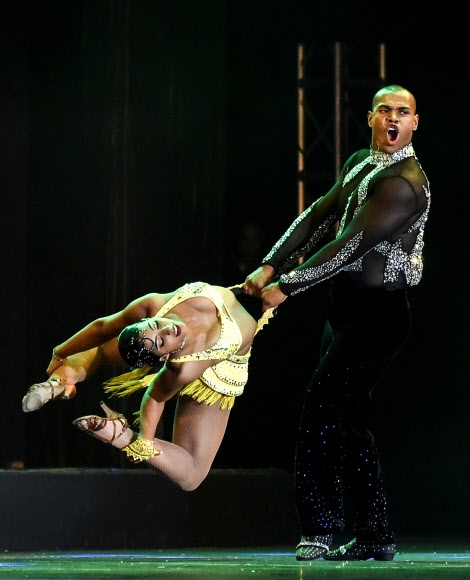 [포토] 회전하는 여성 댄서의 유연한 몸