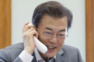文대통령, 군인·소방관 등 ‘명절 없는 이들’에게 격려 전화