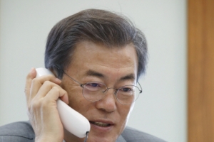 文대통령, 군인·소방관 등 ‘명절 없는 이들’에게 격려 전화