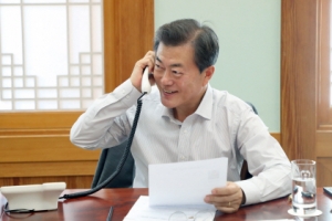文대통령, 군인·소방관 등 ‘명절 없는 이들’에게 격려 전화