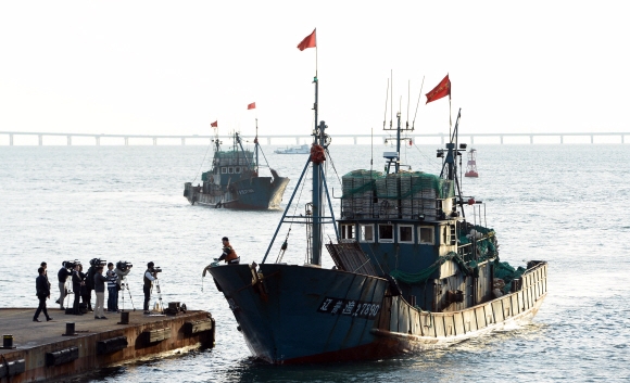 2016년 10월 인천 중구 인천해양경비안전서 부두에  나포된 중국어선 2척이 들어오고 있는 모습.  서울신문