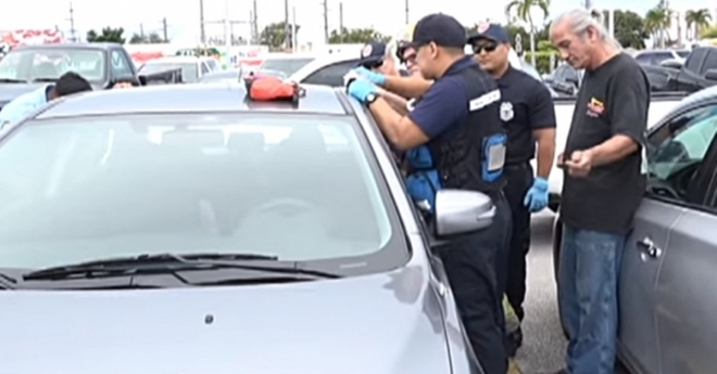 미국령 괌의 현지 911요원들이 한국 판사·변호사 부부의 차 안에 방치된 아이들을 구하는 모습. KUAM뉴스 유튜브 영상화면 캡처