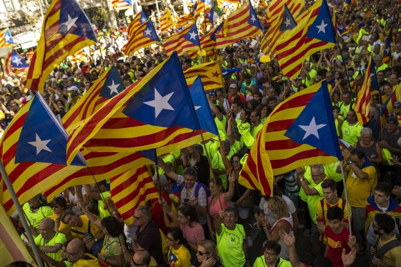 스페인 카탈루냐 주민들이 11일 카탈루냐의 날을 맞아 바르셀로나에서 대규모 집회를 열고 독립기를 흔들며 분리독립을 주장하고 있다. 바르셀로나 AP 연합뉴스