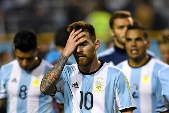 아르헨티나의 리오넬 메시가 일(현지시간) 아르헨티나 부에노스아이레스의 라 봄보네라 스타디움에서 열린 2018 러시아 월드컵 남미지역 예선 페루와의 경기에서 골을 넣지 못하고 경기가 끝나자 낙담하고 있다. AFP 연합뉴스
