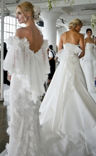 5일(현지시간) 미국 뉴욕에서 열린 ‘마르케사(Marchesa)’ 패션쇼에서 모델들이 웨딩드레스를 선보이고 있다.<br>AP 연합뉴스