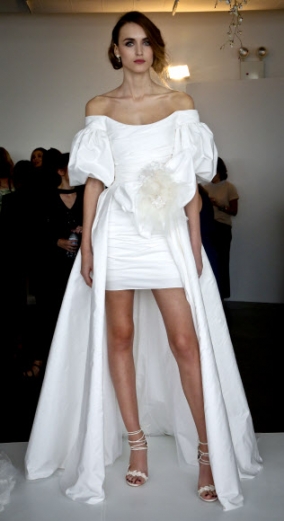 5일(현지시간) 미국 뉴욕에서 열린 ‘마르케사(Marchesa)’ 패션쇼에서 모델이 웨딩드레스를 선보이고 있다.<br>AP 연합뉴스