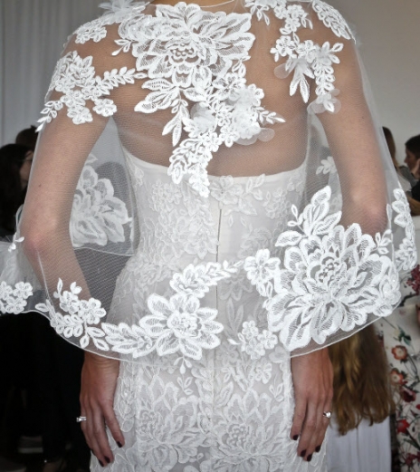 5일(현지시간) 미국 뉴욕에서 열린 ‘마르케사(Marchesa)’ 패션쇼에서 모델이 웨딩드레스를 선보이고 있다.<br>AP 연합뉴스