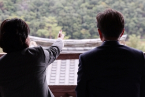 하회마을 방문한 문재인 대통령 부부  뒷모습