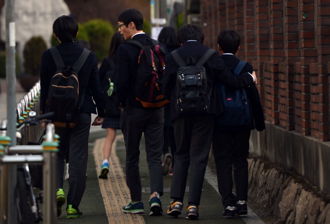서울 한 고등학교에서 학생들이 하교하는 모습. 서울신문 DB